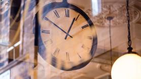 La RAE contesta a la gran duda sobre el número romano que sólo puedes ver en los relojes