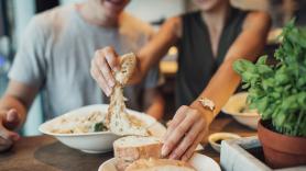 Una experta en bioquímica revela por qué en los restaurantes sirven el pan y después el resto de la comida