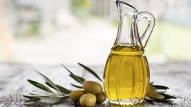 La moda del vaso de aceite de oliva en el congelador antes de dormir: esto dicen los expertos