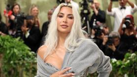Kim Kardashian llega a la Gala Met con un corsé que corta la respiración y todos se hacen la misma pregunta