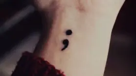 Qué significa el tatuaje del punto y la coma