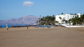 Lanzarote pierde una bandera azul en una de sus playas míticas