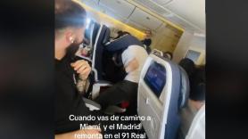 Unos aficionados del Real Madrid celebran la remontada en medio de un vuelo a Miami: la cara de la azafata es un poema