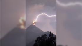 Impactantes imágenes han mostrado el momento en el que un rayo cae en una erupción del volcán de Fuego, en Guatemala