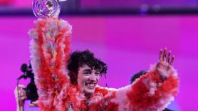 ¿Metáfora de la edición? Nemo rompe el micrófono de cristal tras ganar Eurovisión