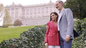 Felipe VI y Letizia celebran sus 20 años de matrimonio con nuevos retratos familiares en los jardines del Palacio Real