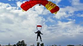 Los paracaidistas españoles del ejército rompen un récord mundial de salto con bandera