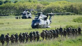 España deslumbra a los países de la OTAN con los paracaidistas