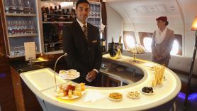 Una trabajadora de Emirates desvela los privilegios de la tripulación, que incluyen hasta regalos de la familia Real