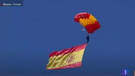 El militar con más de 6.000 saltos que ha saltado con la bandera de España en el Día de las Fuerzas Armadas