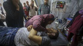 Al menos 30 muertos en un bombardeo israelí sobre un centro de desplazados en Rafah