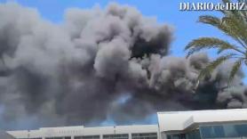 Varias patrullas de bomberos luchan contra un incendio en un polígono industrial cercano al aeropuerto de Ibiza