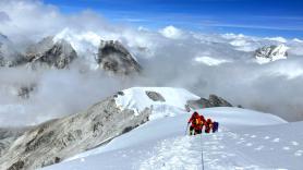 Mueven los cuerpos de dos alpinistas en el Everest y se desatan las preguntas