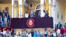 Felipe VI va a Las Ventas en San Isidro y las cÃ¡maras se fijan en quiÃ©n estÃ¡ ahÃ­ y cÃ³mo reacciona