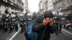 Violentos disturbios ante el Congreso de Argentina, que debate el proyecto estrella de Javier Milei