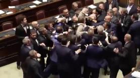 A golpes en el Parlamento italiano: un diputado de la Liga golpea en la cabeza a otro del M5S
