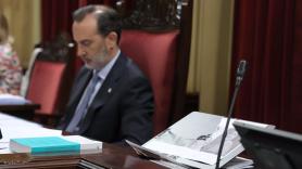El presidente del Parlamento de Baleares, Gabriel Le Senne (Vox), rompe una foto de víctimas del franquismo