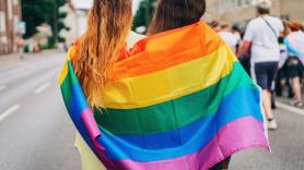 Bandera del orgullo LGTBIQ+: ¿qué significa cada color?
