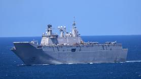 El gigantesco buque de guerra insignia de España atraca en la ciudad récord de curiosos