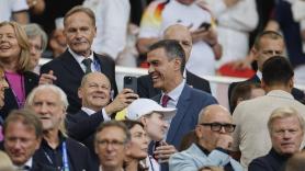 Sánchez va a ver el España-Alemania y pocos se dan cuenta de quién tiene casi al lado: ya es casualidad