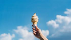 Indignación con la nueva heladería de las prohibiciones: no se permite el uso de monedas ni llevarse el helado