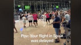 Se retrasa su vuelo en España y lo que ve haciendo a un grupo de personas le deja maravillado