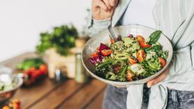 Un experto aclara si el alimento presente en muchas de las ensaladas es en realidad malo para el colesterol