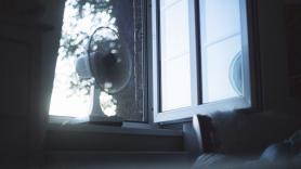 Adiós a las ventanas abiertas las noches de verano: una investigación advierte de los problemas para la salud de este gesto