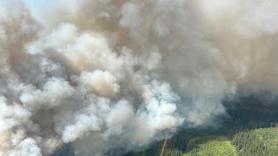 Un incendio forestal destruye una localidad turística en las Montañas Rocosas de Canadá con llamas de 120 metros