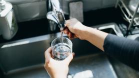 Una mujer toca la puerta de la muerte al beber 4 litros de agua en un día para terminar con el estreñimiento