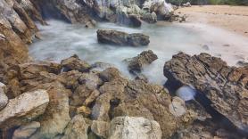 La escondida playa de Asturias donde es imposible ver el mar: parece una piscina natural