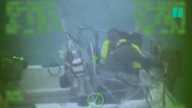 El espectacular rescate de la Guardia Costera a dos marineros a la deriva en medio de un huracán