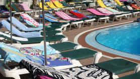 La 'guerra' de las hamacas en los hoteles de Tenerife despierta el ingenio de los turistas