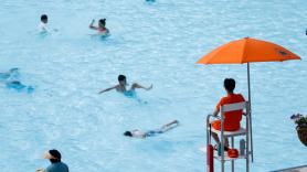 Un formador de socorristas pide a todos los padres que dejen de hacer esto cuando sus niños estén en la piscina