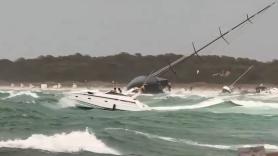 El fortísimo temporal de viento y lluvia lanza contra las rocas a decenas de barcos en Baleares