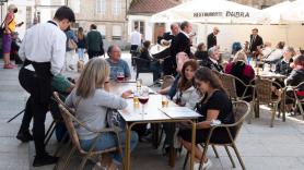 Va al bar con más gente y lleva su propia comida: hay jaleo por lo que ocurre cuando pide agua