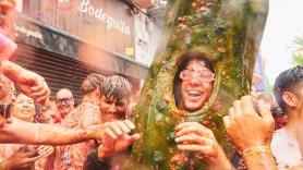 Un australiano se disfraza de pepinillo humano y la lía parda en La Tomatina para cumplir un desafío