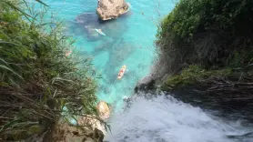 Esta es la fascinante cascada andaluza de 15 metros que cae directamente al mar