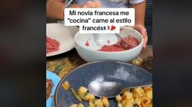 Su pareja le cocina carne al estilo francés y llueven los comentarios: "¿Sigues vivo?"