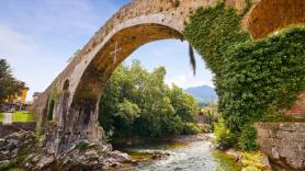 Este es el pueblo de Cantabria que esconde cuevas prehistóricas y uno de los mejores balnearios de España