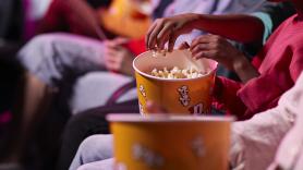 Le prohiben entrar al cine por llevar su propia comida de fuera y esto es lo que pasa