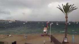 El infierno en la Tierra: emiten a cámara rápida la entrada de una super tormenta que provoca la evacuación de una playa en Ibiza