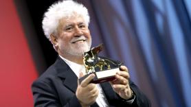 Pedro Almodóvar hace historia en Venecia y gana el León de Oro con 'La habitación de al lado'