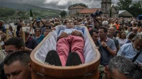 El pueblo de Galicia donde tienes que desfilar con la ropa que llevarías a tu funeral