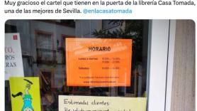 El cartel que hay colocado en la puerta de una librería de Sevilla es mejor que muchos bestseller