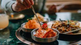 El verdadero motivo por el que los coreanos usan palillos de metal para comer