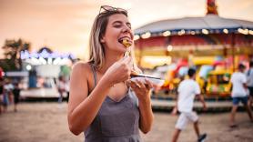 Una inglesa se come una salchicha en un parque de atracciones y pasa esto: no es su mejor decisión