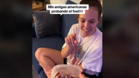 Unas norteamericanas prueban fuet por primera vez y la reacción de la primera enamora