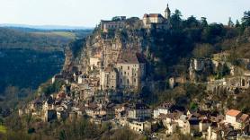 La villa medieval francesa a las puertas de Cataluña con un señor castillo en lo alto de sus escaleras sin fin