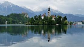 El increíble lago de Europa que oculta una iglesia con más de 6 siglos en su corazón